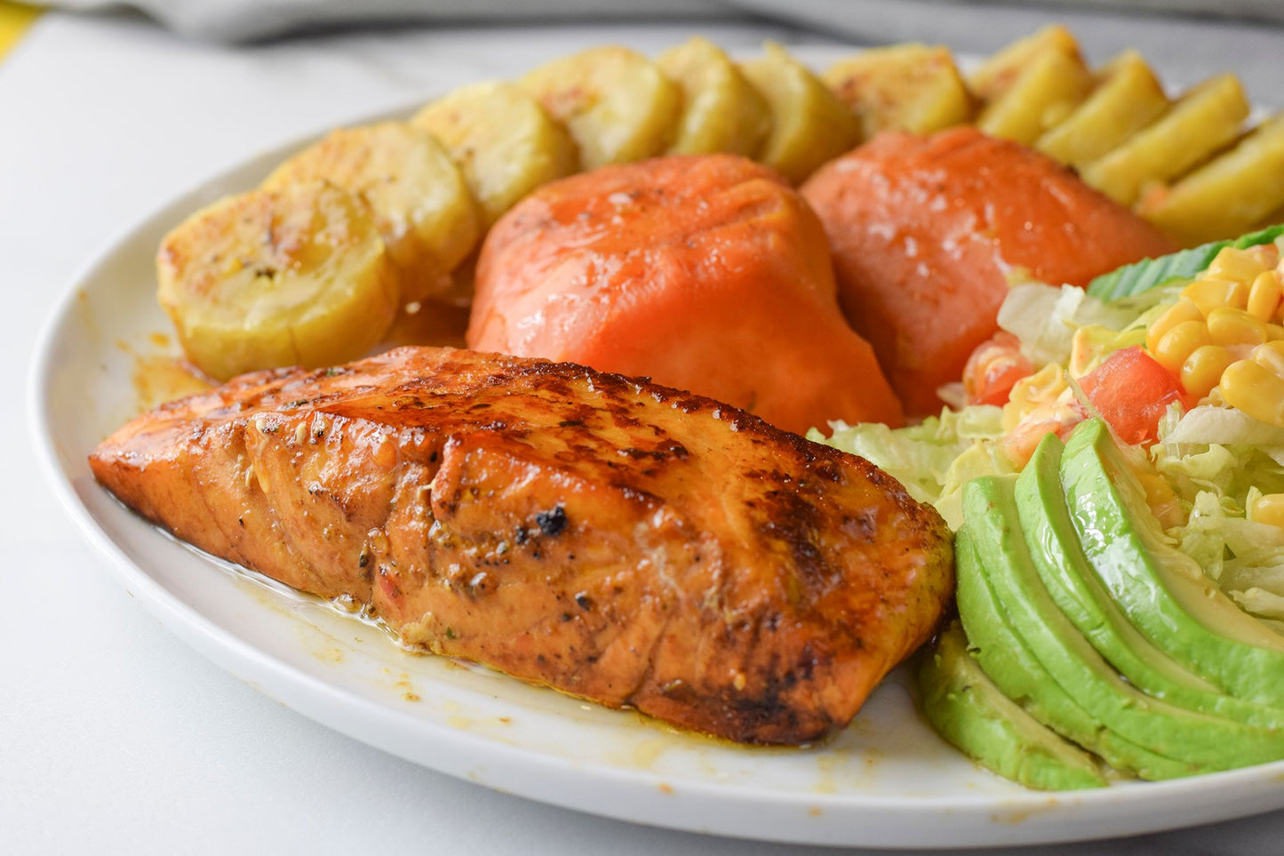 Saumon + Patate Douce + Plantain Bouillie + Salade + Avocat + Chiktay Hareng